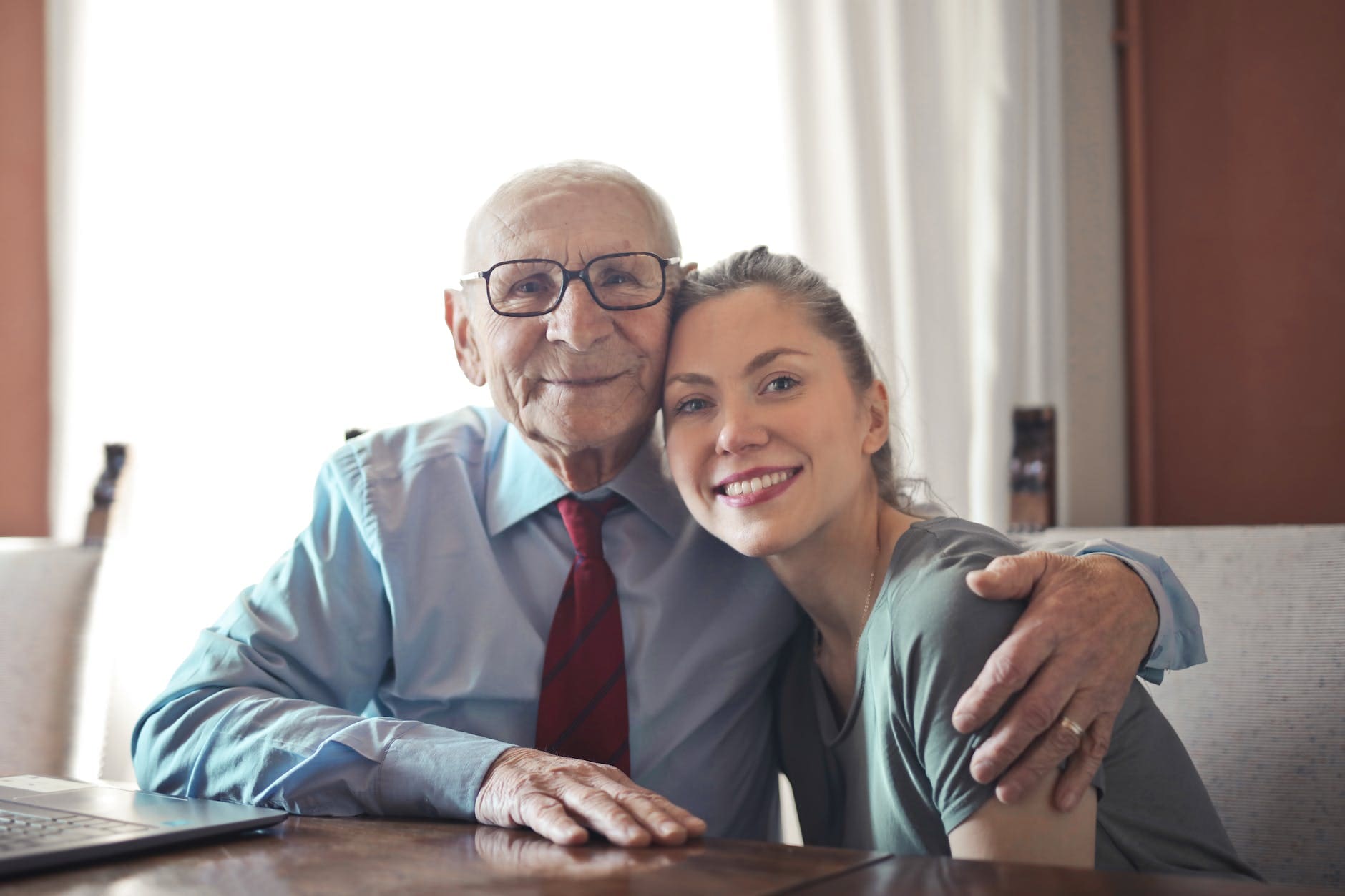 Prendre soin de ses parents âgés n’est pas facile. Voici