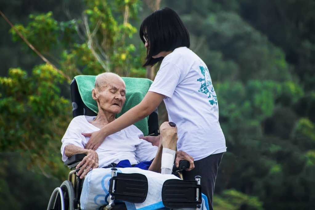 Il est donc essentiel que les professionnels de santé en Ehpad soient bien formés et accompagnés pour assurer une prise en charge optimale de la douleur