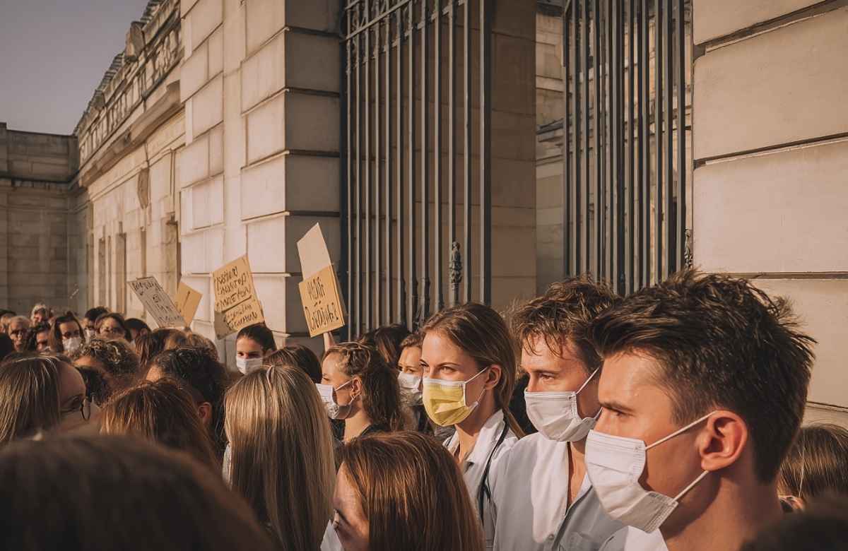 Manifestation-professionnels-sante-tribunal-Paris-mai-2025