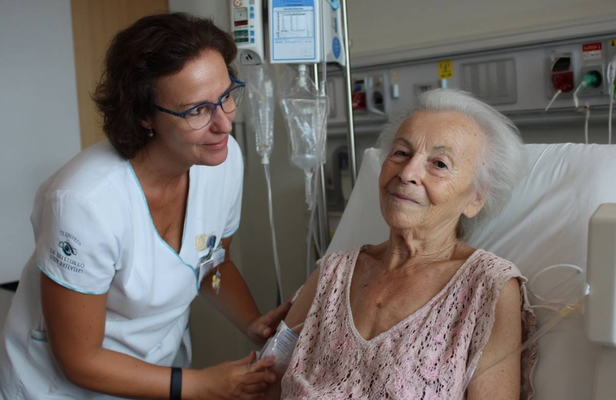 une infirmière pose une perfusion à une dame de 80 ans