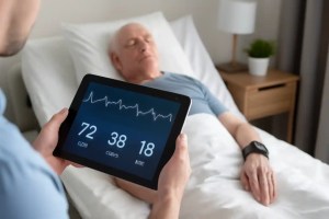 Capteurs connectés en EHPAD : optimiser la surveillance des constantes vitales