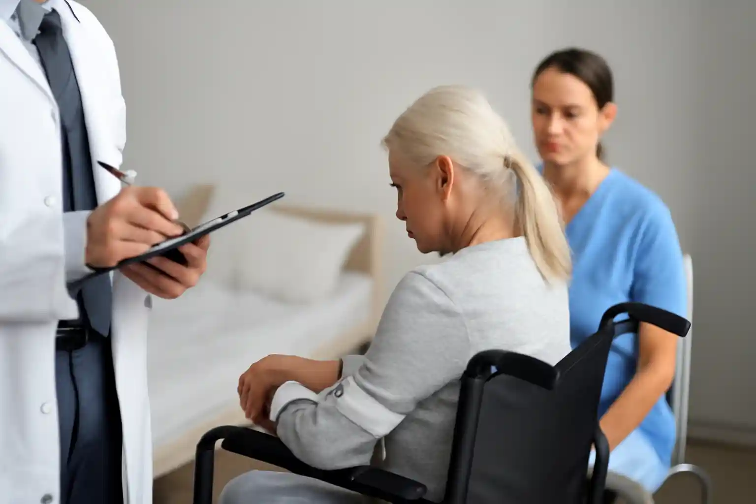 Comment prévenir la maltraitance en EHPAD grâce à la traçabilité des décisions sensibles en 3 étapes