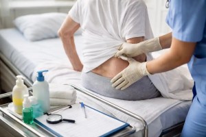 Prévenir les escarres en EHPAD : Inspectez 5 zones