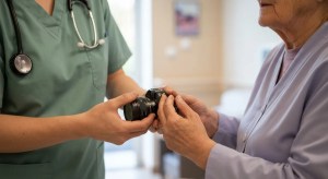 IA en EHPAD en 2026 : 5 outils déployés, résultats mesurés et obligations AI Act