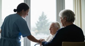 Gaspillage alimentaire en EHPAD : EGAlim, AGEC et le paradoxe de l&rsquo;assiette vide