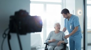 Thérapie occupationnelle en EHPAD : guide pratique pour les équipes soignantes [2026]